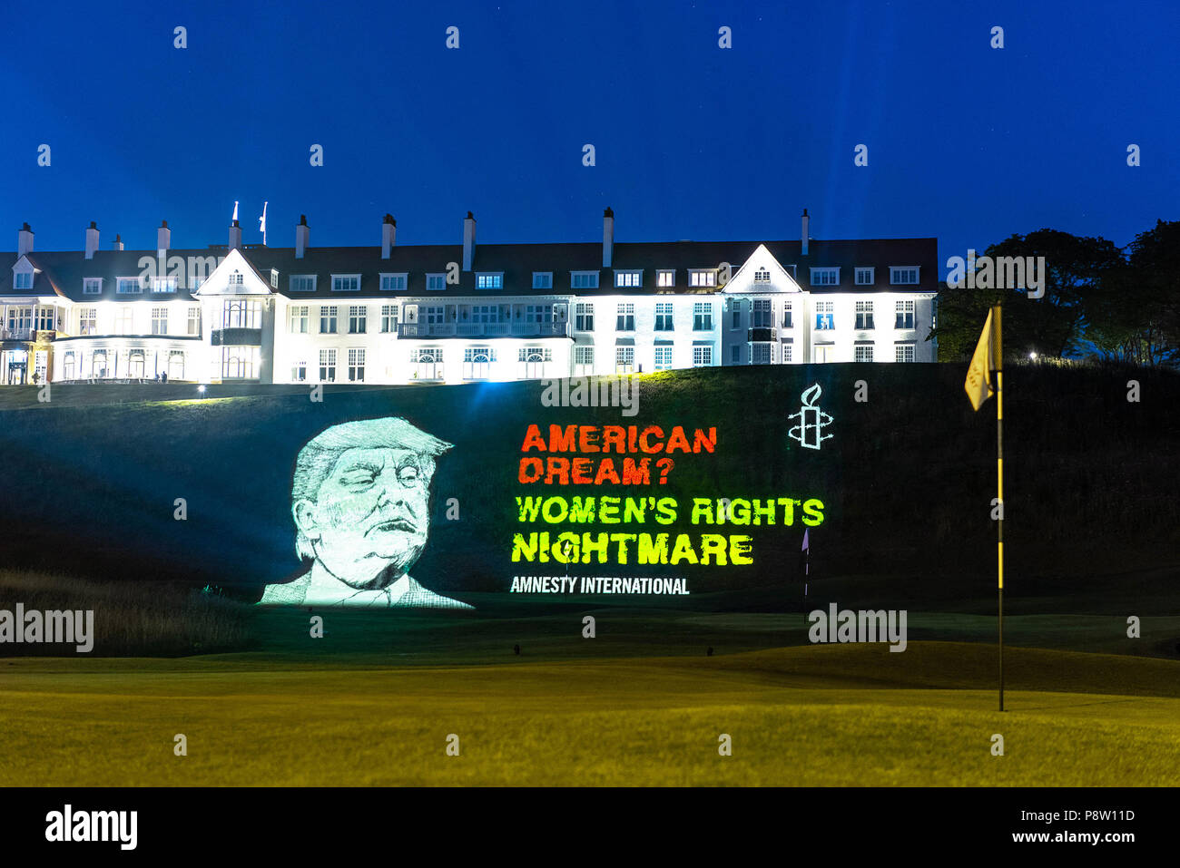 L'Écosse, Turnberry. 12 juillet, 2018. Une projection à l'atout de l'hôtel Turnberry par l'organisation des droits de l'Amnesty International dit : "rêve américain ? Les droits des femmes'. (À L'ATTENTION DES RÉDACTEURS : EDITORIAL N'UTILISER QU'AVEC CRÉDIT OBLIGATOIRE : 'Amnesty UK/Double Prendre Productions/dpa') Credit : Amnesty UK/Double Prendre Productions/DPA - ACHTUNG : Nur zur Verwendung redaktionellen und nur mit vollständiger Nennung des crédits vorstehenden/dpa/Alamy Live News Banque D'Images