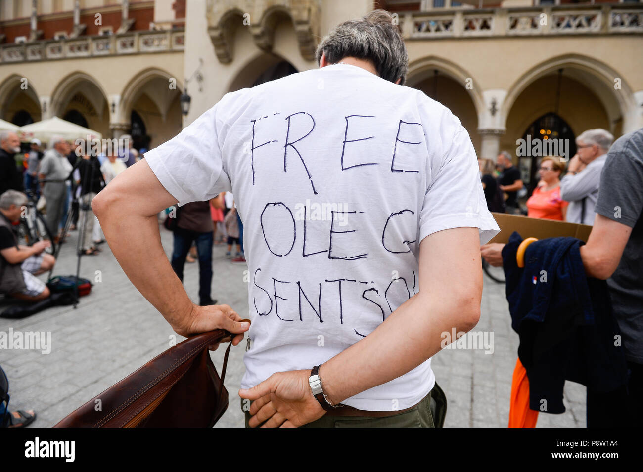 Cracovie, Pologne. Le 13 juillet, 2018. Un homme avec un t-shirt écrit à la main disant gratuitement Oleg Sentsov.au cours de la manifestation de protestation exigeant la libération du cinéaste et écrivain ukrainien, Oleg Sentsov à la place principale de Cracovie qui a été condamné à 20 ans pour complot en vue de commettre des actes de terreur. Credit : Omar Marques/SOPA Images/ZUMA/Alamy Fil Live News Banque D'Images