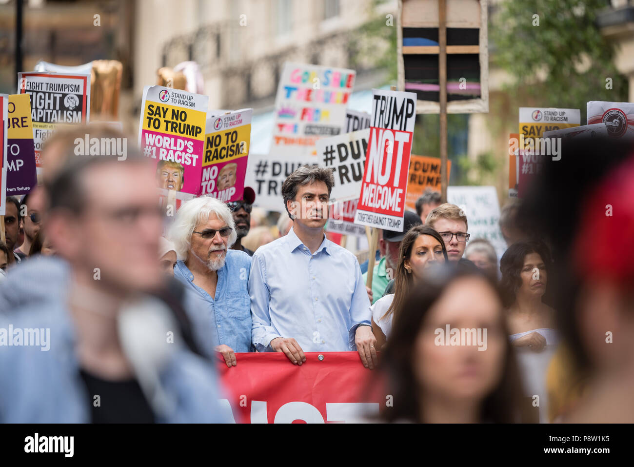 Ed Miliband et Allin-Khan Rosena marcher avec les autres. Des dizaines de milliers de personnes ont manifesté et protesté contre le Trump visite au Royaume-Uni. La marche a commencé dans la rue Regent et terminé à Trafalgar Square. Banque D'Images