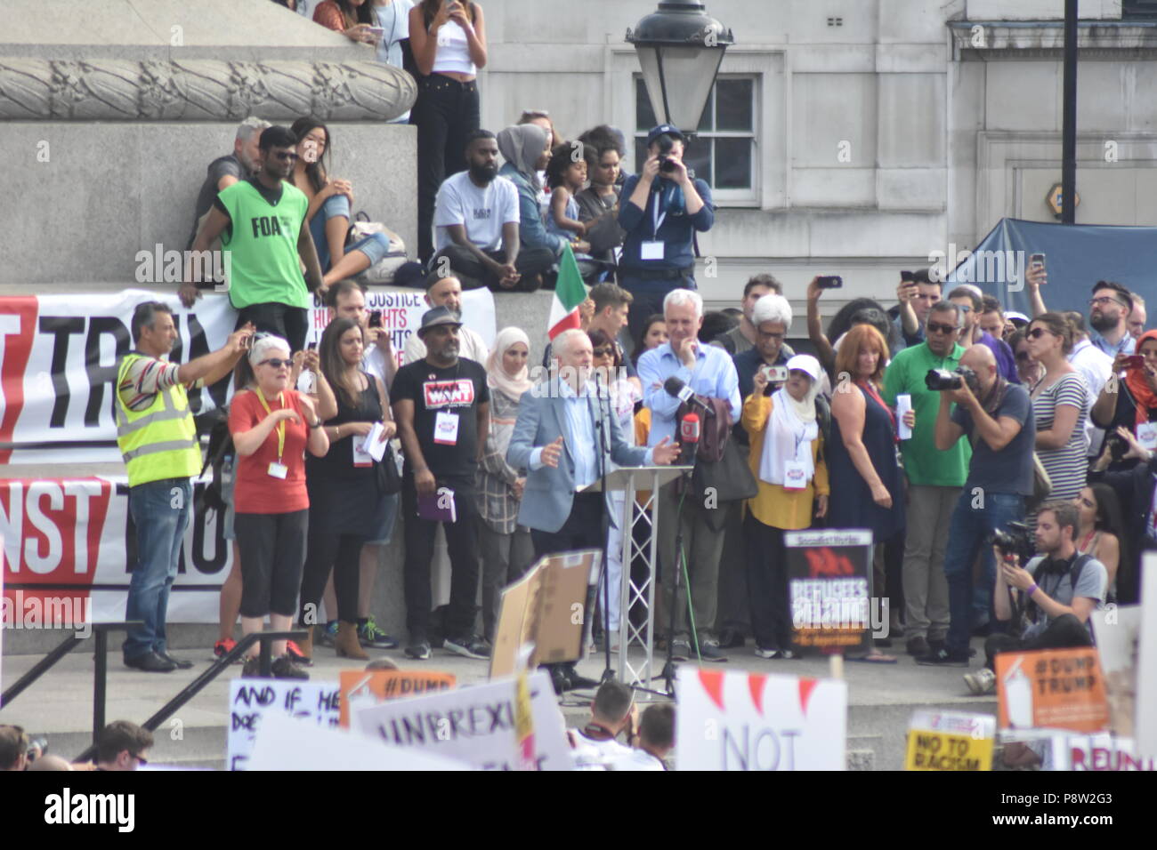 Le bien-aimé de Londres, chef du parti travailliste Jeremy Corbyn prend dans les rues de Londres à pied avec très peu de sécurité qu'il fait son chemin vers Leicester Square, où il a prononcé un discours devant des milliers de gens qui avaient abattu sur Londres aujourd'hui pour protester contre la visite du président américain Donald Trump. Corbyn a été accueilli avec des sourires et des applaudissements qu'il a une fois de plus littéralement côtoyé les gens de Londres comme il a fait son chemin alors que la foule chantait son nom à plusieurs reprises le long de la rue du Parlement vers le passé Whitehall manifestants Trump Banque D'Images