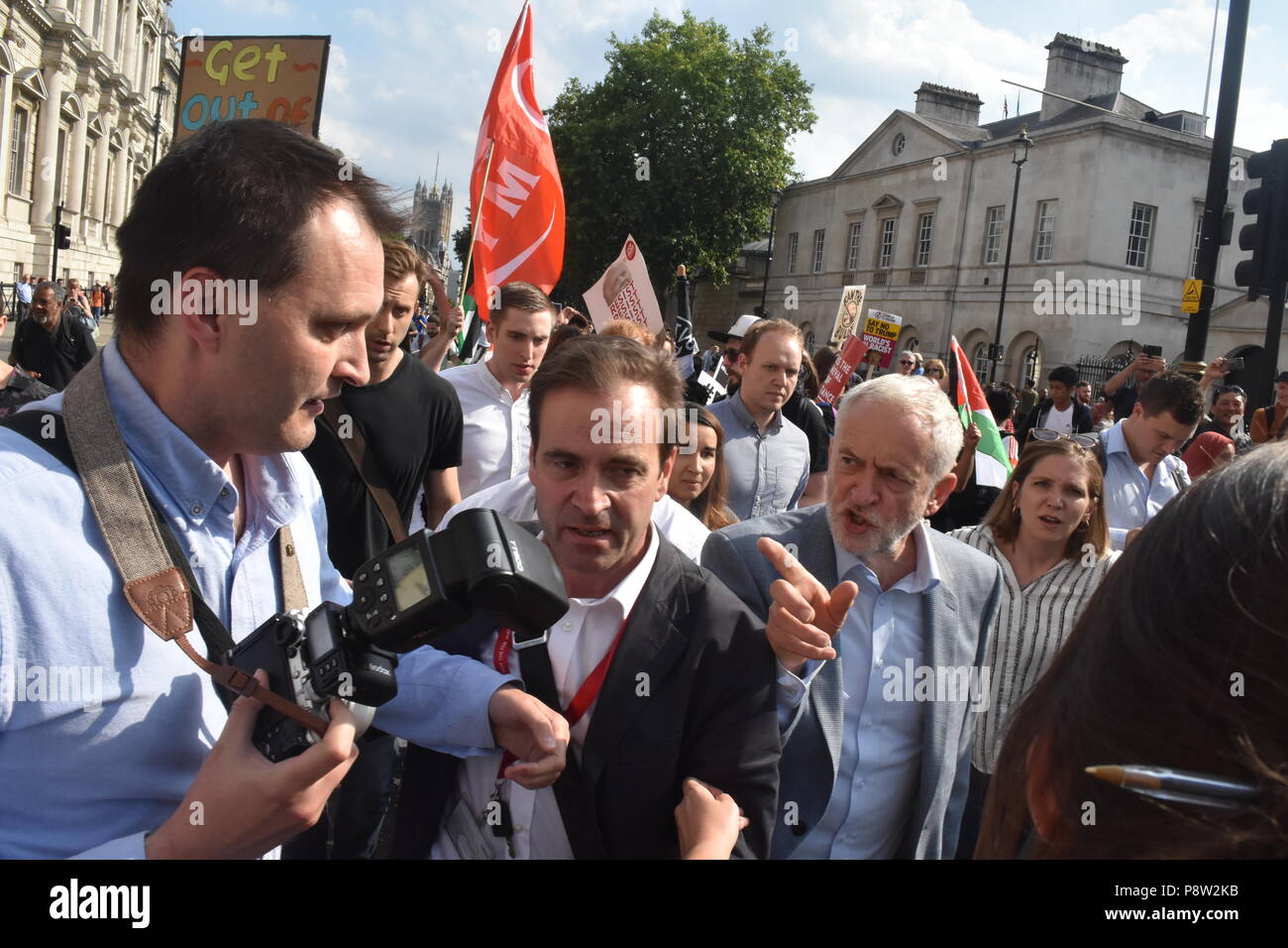 Le bien-aimé de Londres, chef du parti travailliste Jeremy Corbyn prend dans les rues de Londres à pied avec très peu de sécurité qu'il fait son chemin vers Leicester Square, où il a prononcé un discours devant des milliers de gens qui avaient abattu sur Londres aujourd'hui pour protester contre la visite du président américain Donald Trump. Corbyn a été accueilli avec des sourires et des applaudissements qu'il a une fois de plus littéralement côtoyé les gens de Londres comme il a fait son chemin alors que la foule chantait son nom à plusieurs reprises le long de la rue du Parlement vers le passé Whitehall manifestants Trump Banque D'Images