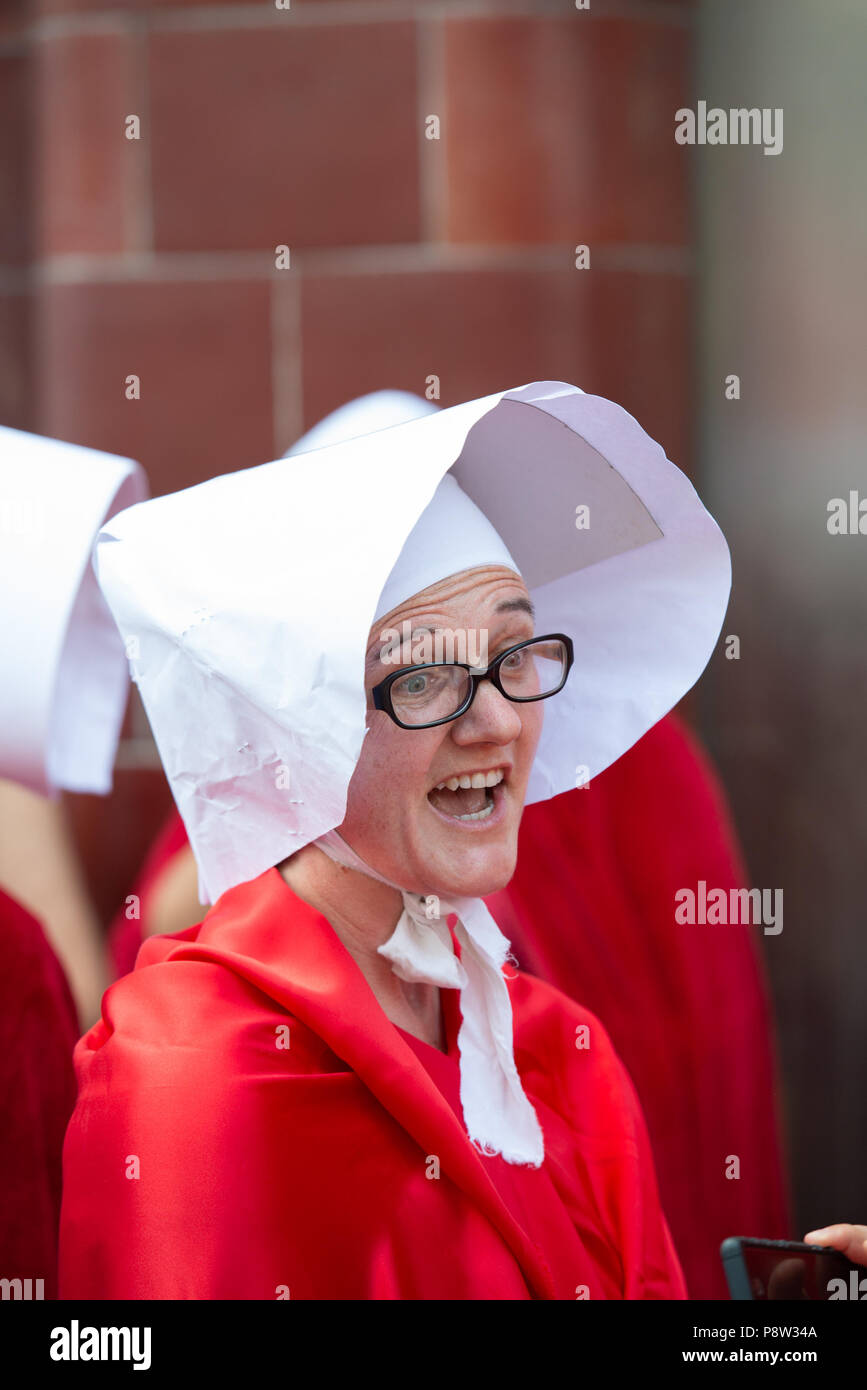 Londres, 13 juillet 2018,Trump démonstration.. Un groupe de femmes habillées comme servantes inscrivez-vous la démonstration d'Atout Banque D'Images