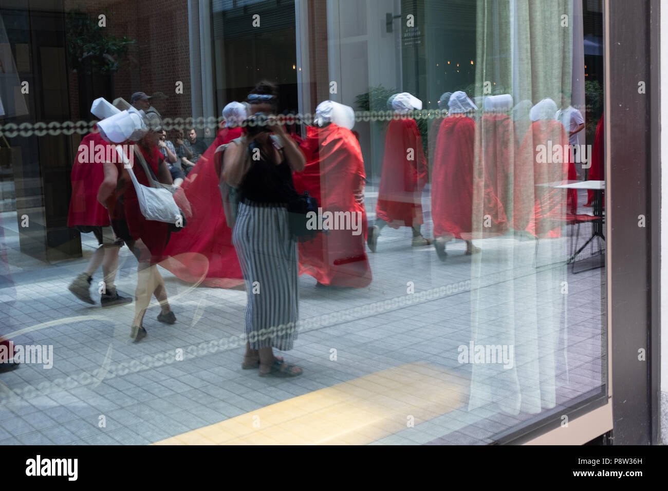 Londres, 13 juillet 2018,Trump démonstration.. Un groupe de femmes habillées comme servantes inscrivez-vous la démonstration d'Atout Banque D'Images