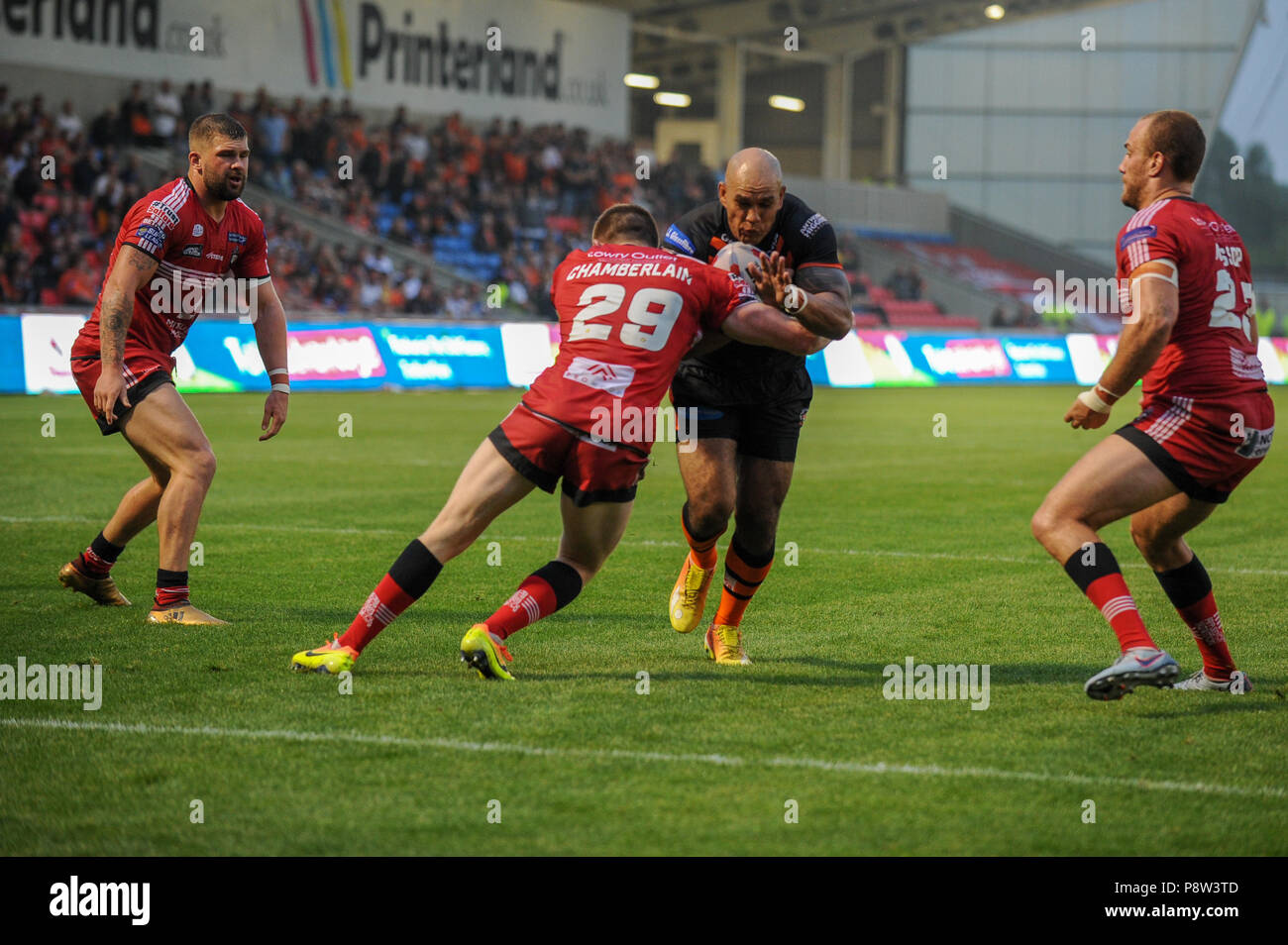 Salford, Royaume-Uni, vendredi 13 juillet 2018 , Stade AJ Bell, Salford, Angleterre ; Betfred Super League, Salford Red Devils v Castleford Tigers ; Jake Webster de Castleford Tigers marque un essai Crédit : Nouvelles Images /Alamy Live News Banque D'Images