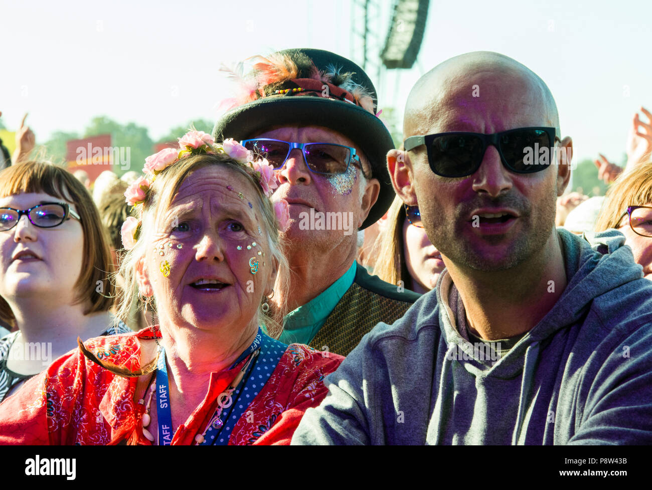 Festivaliers dans la foule, en appréciant la musique de l'Obélisque à l'étape de la Latitude Festival, Henham Park, Suffolk, Angleterre, 13 juillet 2018. Banque D'Images