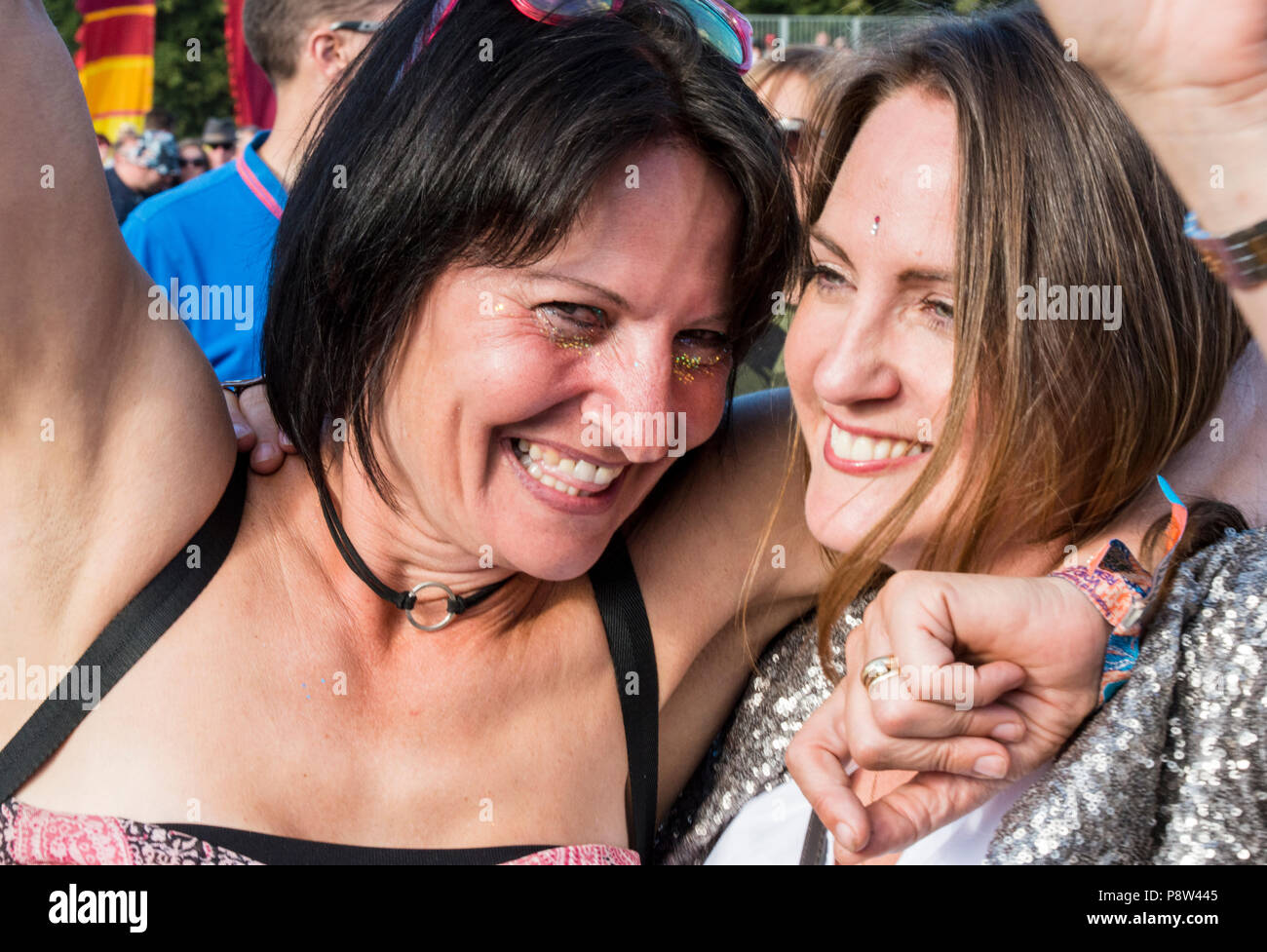 Deux amis festivaliers festival appréciant la musique de l'Obélisque à l'étape de la Latitude Festival, Henham Park, Suffolk, Angleterre, 13 juillet 2018. Banque D'Images