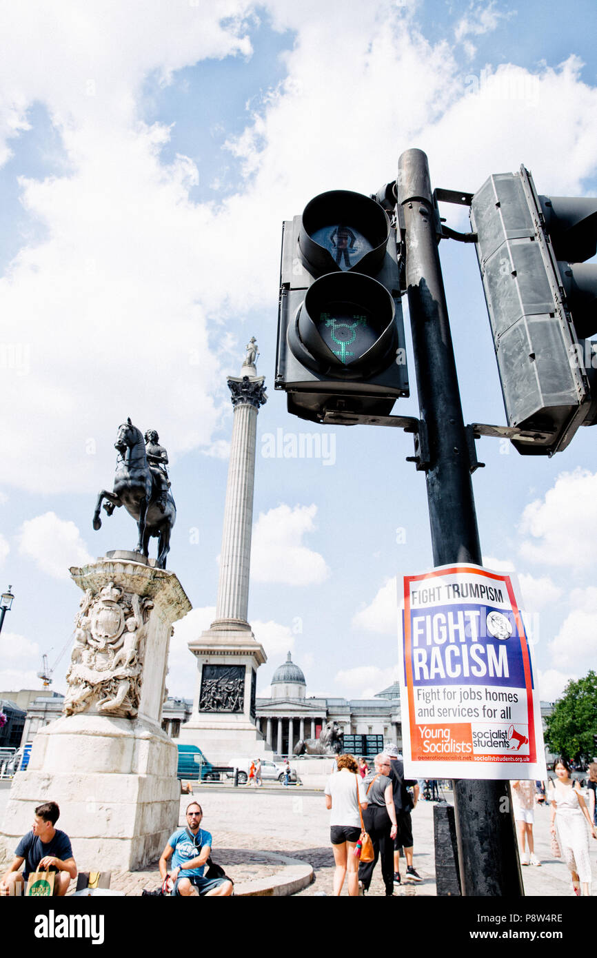 London, UK, 2uillet 2018. Signe de protestation contre le racisme Anti-Trump est attaché à un genre neutre feu de circulation. En protestation contre les partisans anti-Trump Donald Trump à l'occasion de sa visite au Royaume-Uni qui a eu lieu au centre de Londres. Credit : SOPA/Alamy Images Limited Live News Banque D'Images