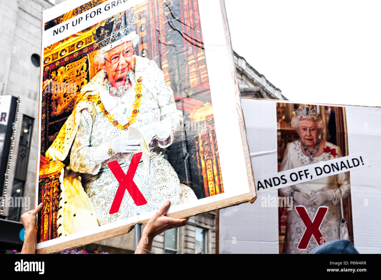 London, UK, 2uillet 2018. Deux anti-Trump pancartes montrant la Reine. En protestation contre les partisans anti-Trump Donald Trump à l'occasion de sa visite au Royaume-Uni qui a eu lieu au centre de Londres. Credit : SOPA/Alamy Images Limited Live News Banque D'Images