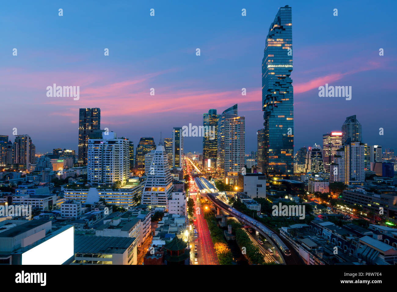 Transport de Bangkok à la brunante avec bâtiment d'entreprise moderne en vue de dessus à Bangkok, Thaïlande. Banque D'Images