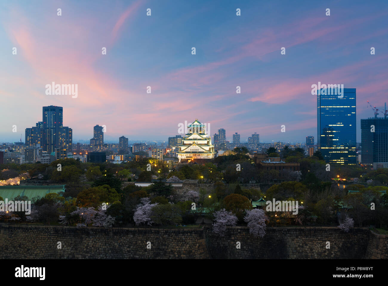 Le Japon cityscape at Dusk. Paysage de Osaka business construction autour du château d'Osaka. Bâtiment moderne dans le quartier des affaires au crépuscule au Japon. Banque D'Images