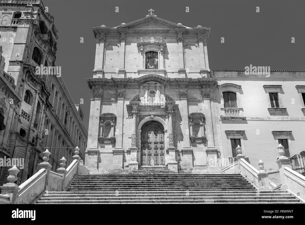 San Francesco est l'une des nombreuses nouvelles églises construites après la ville de Noto a été pratiquement détruit par le tremblement de terre de 1693. De style baroque Banque D'Images