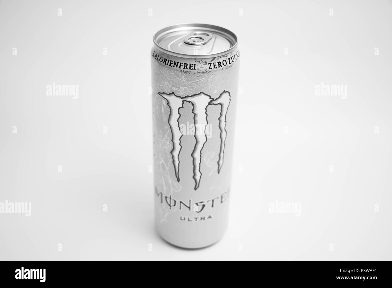 Peut de Monster Energy drink Ultra sans-sucre Photo Stock - Alamy
