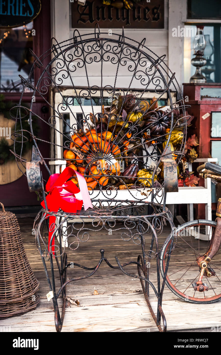 Vieilles et rouillées Antique rétro chaise en métal Banque D'Images
