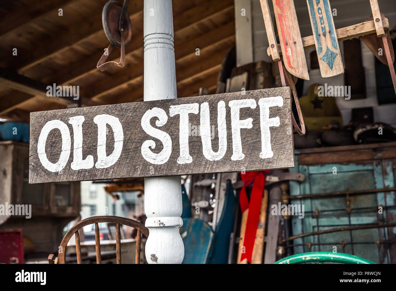 Vintage "vieilleries" Wood signe sur poteau de bois blanc Banque D'Images