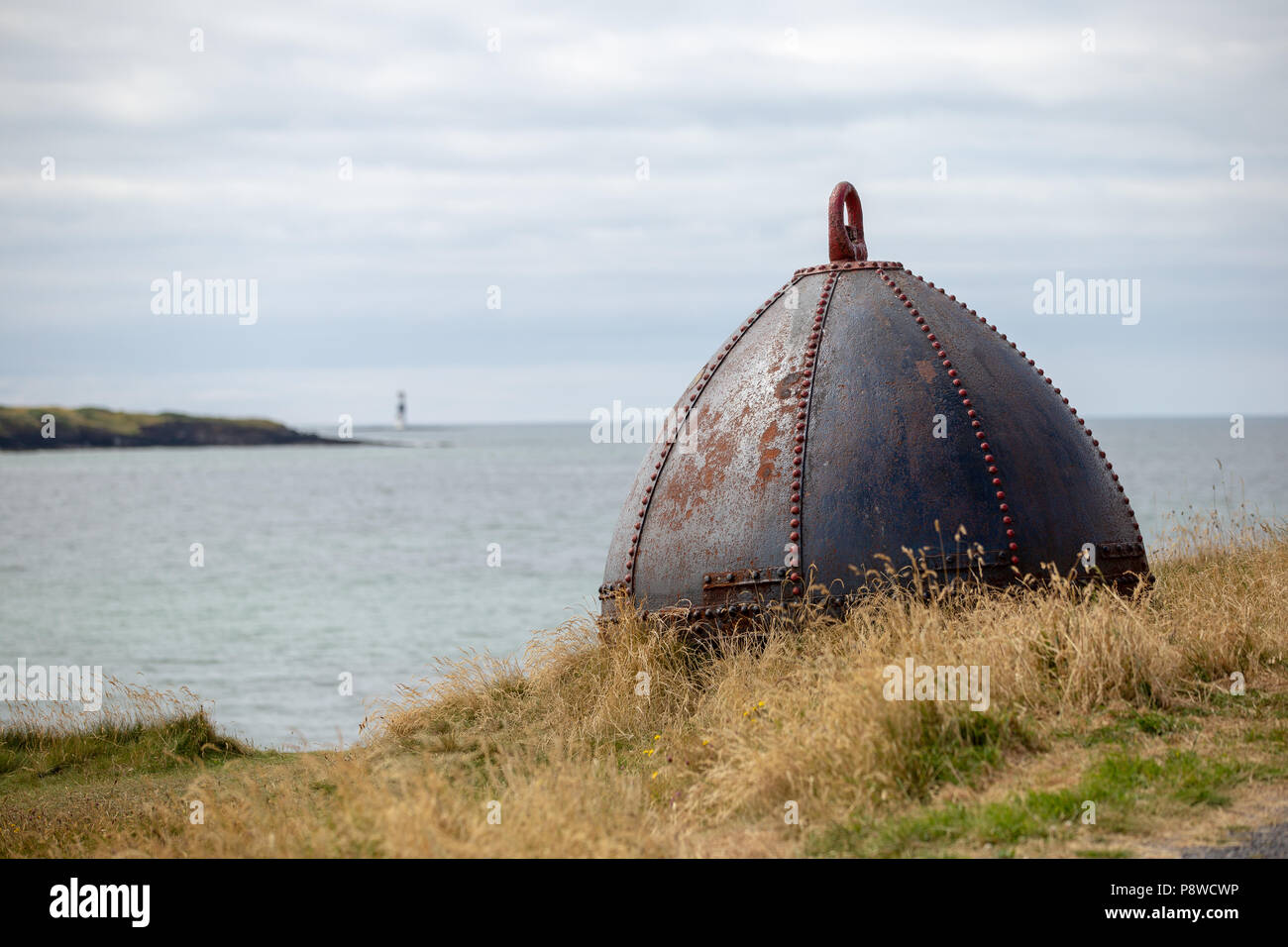 Grand vieux métal bouées d'datant de 1908 situé au chemin côtier à Rosses Point Sligo Irlande Banque D'Images