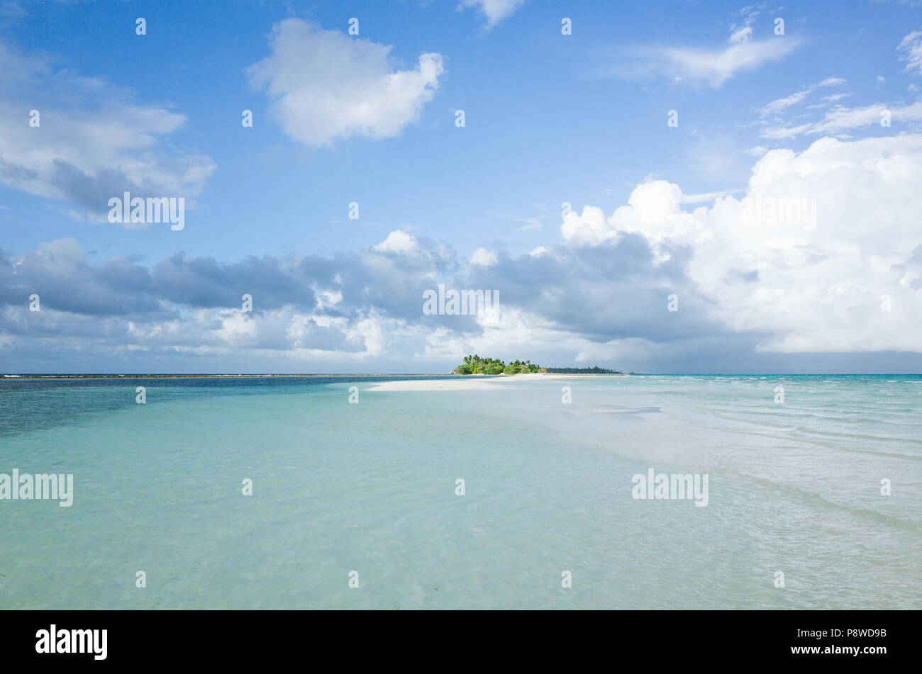 Petite île de l'Océan Indien, entourée d'eaux turquoises. Les Maldives. L'île des Maldives Banque D'Images