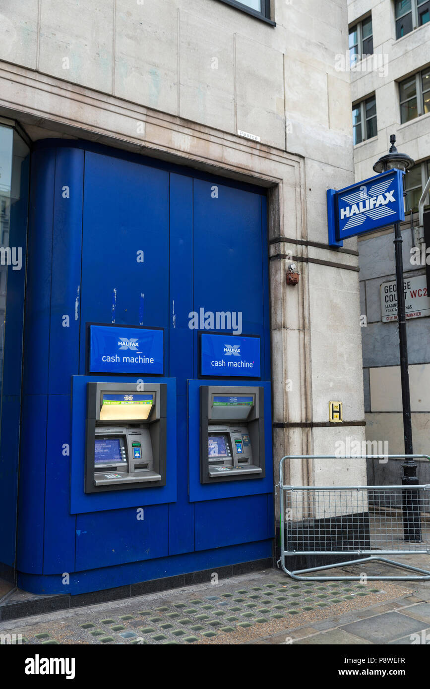 Londres, Royaume-Uni - 1 janvier 2017 : la Banque, et deux d'ATM Halifax Bank à Londres, Angleterre, Royaume-Uni Banque D'Images