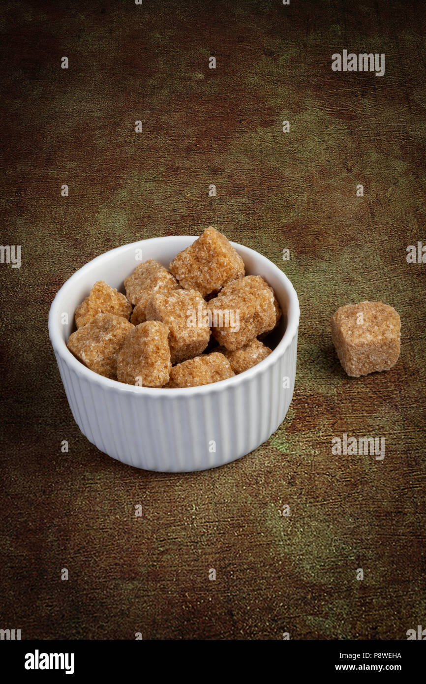 Brown Sugar cubes dans un bol en céramique Banque D'Images