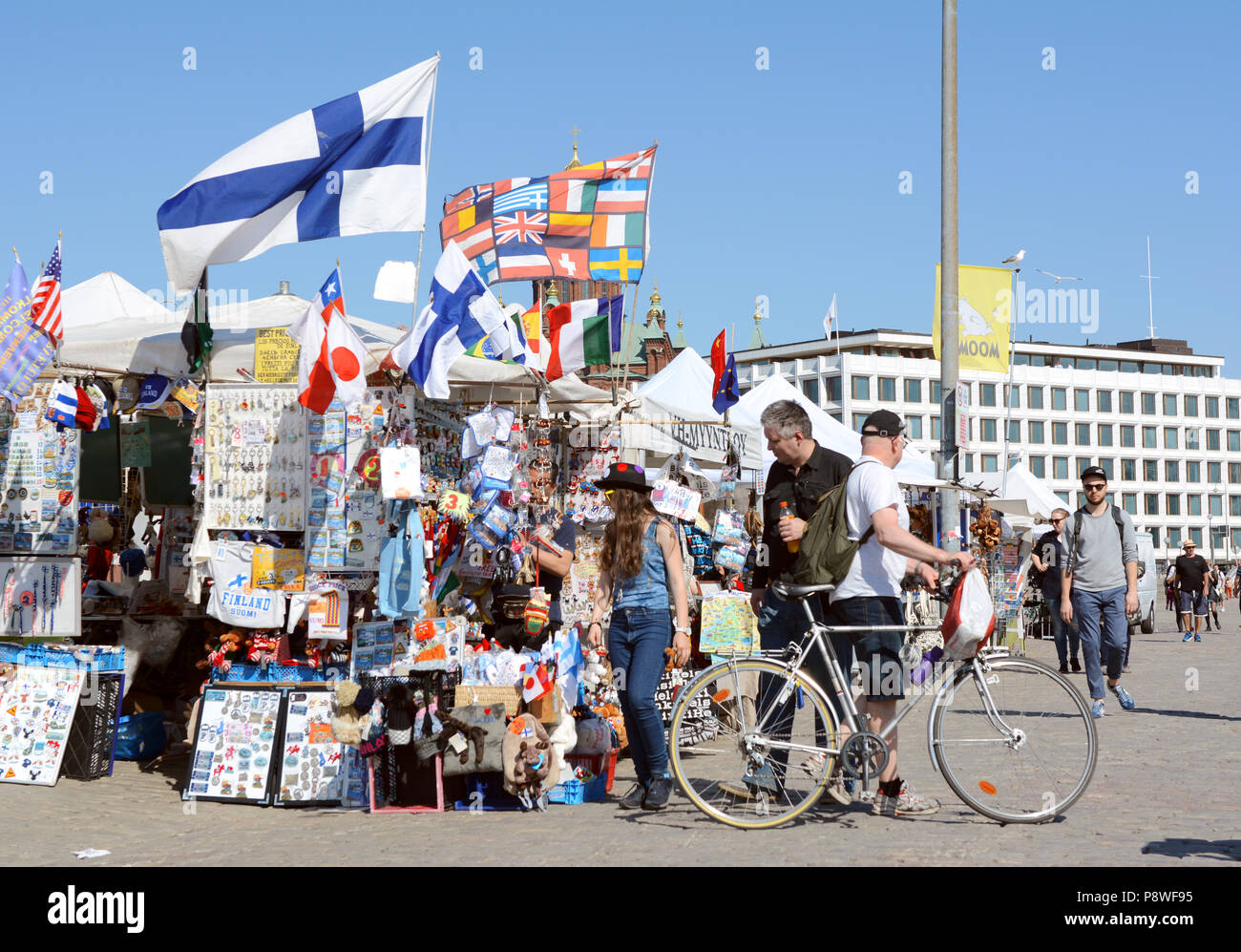 HELSINKI, FINLANDE - le 14 mai 2018 : les touristes parcourir un étal rempli de souvenirs et de drapeaux au Market Square, Helsinki Banque D'Images