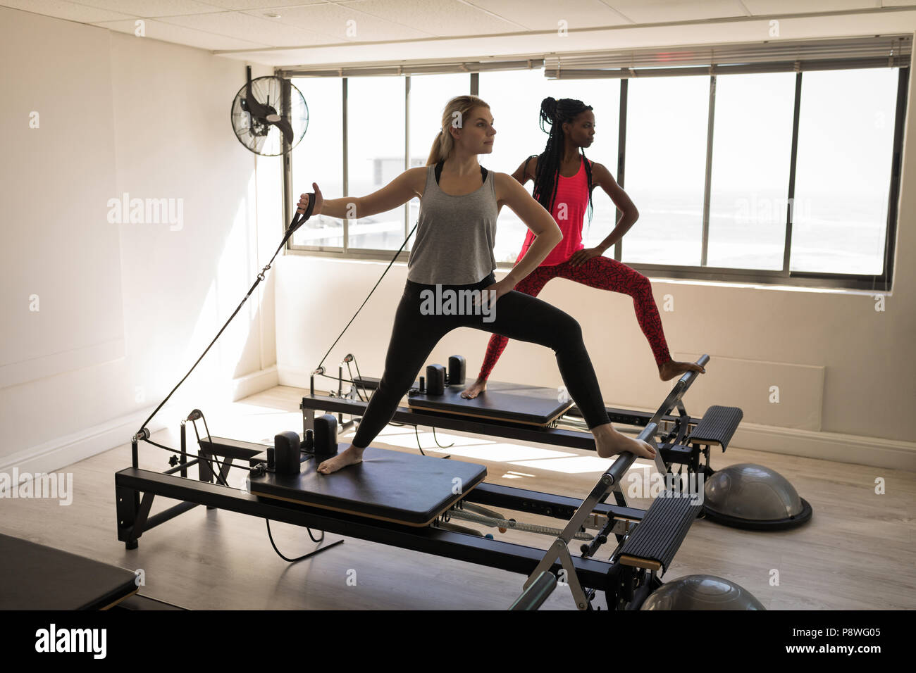 Deux femmes l'exercice sur machine pour étirements Banque D'Images