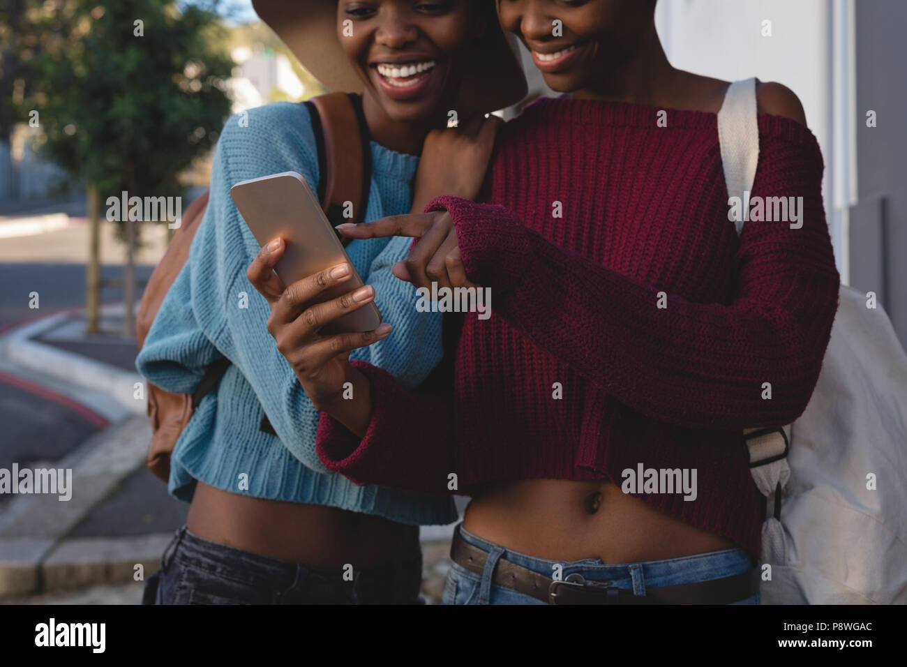 Frères et sœurs jumeaux selfies en tenant avec téléphone mobile Banque D'Images