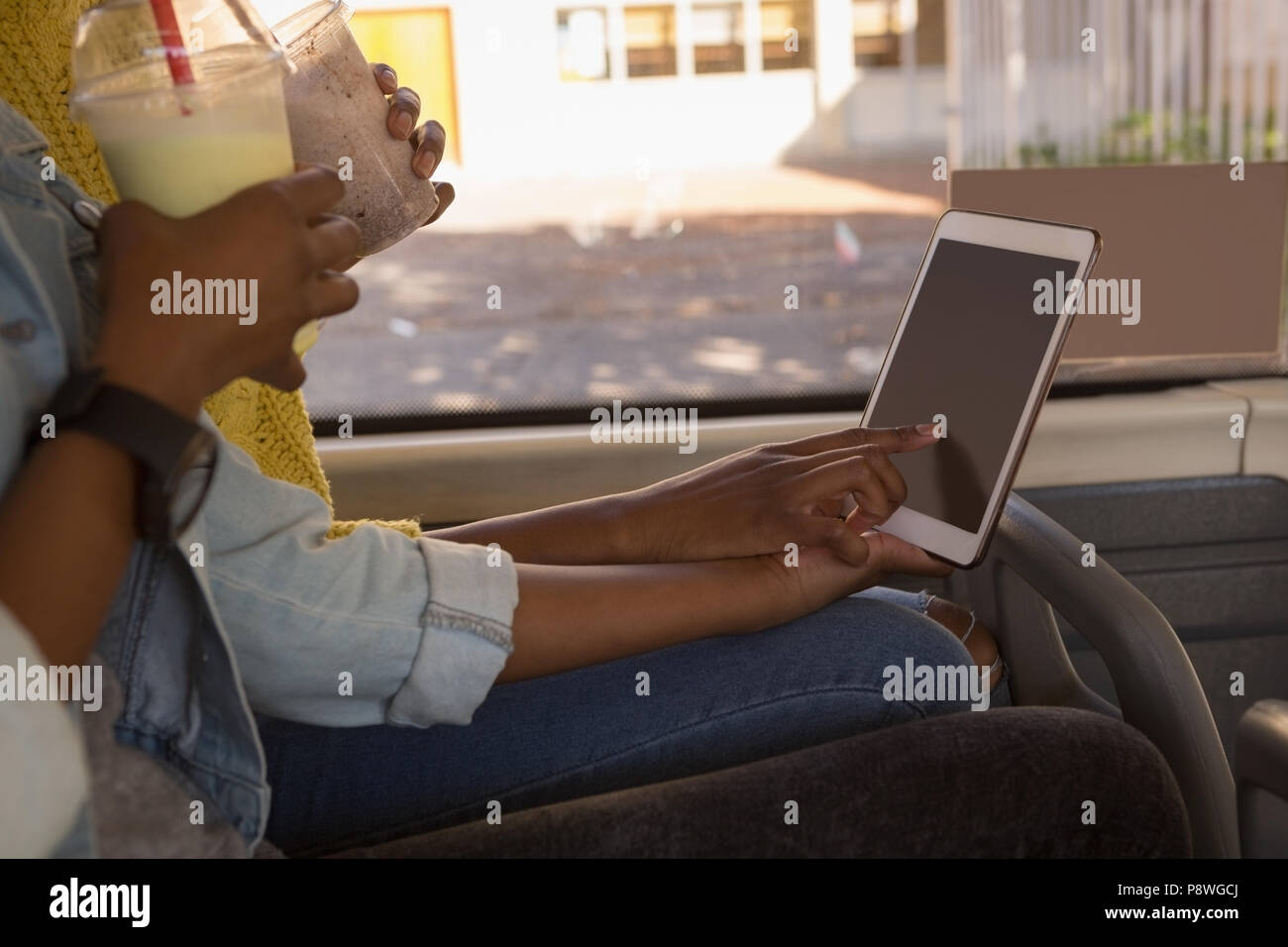 Frères et sœurs jumeaux using digital tablet dans le bus Banque D'Images