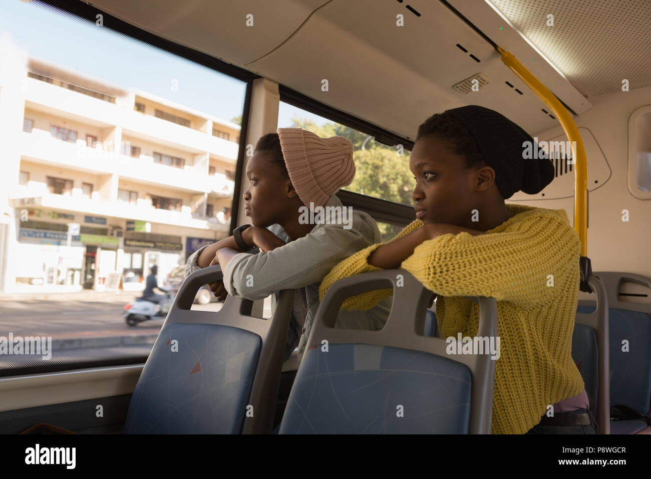 Frères et sœurs jumeaux se détendre dans le bus Banque D'Images
