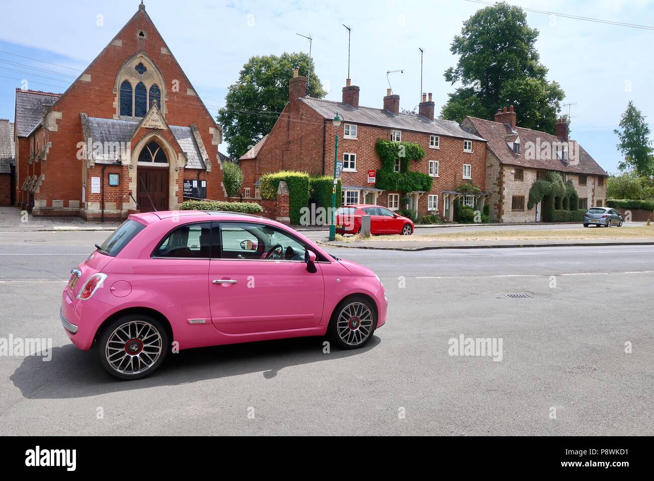 Fiat 500 rose vif à Kineton, Warks. Banque D'Images