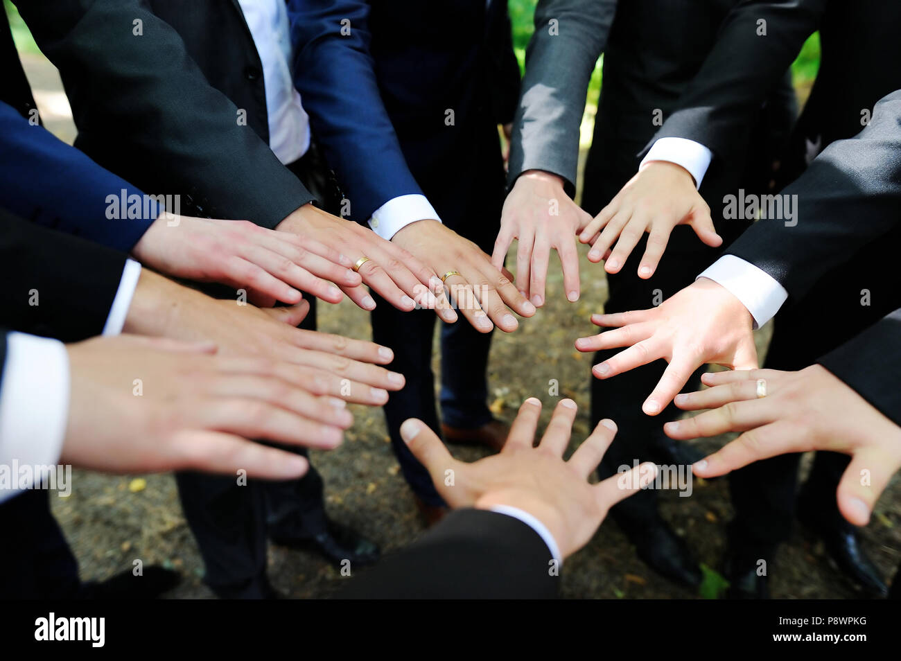 Garçons montrant leurs mains à wedding Banque D'Images