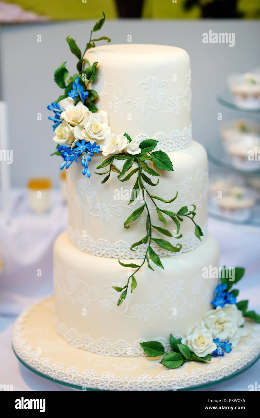 Gateau De Mariage Blanc Decore De Fleurs De Sucre Bleu Photo Stock Alamy