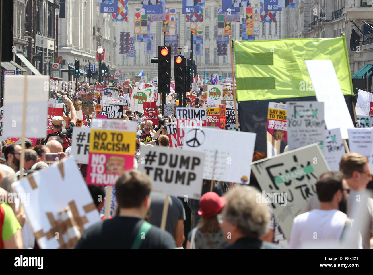 Trump 'Stop' manifestants mars à Regent Street à Londres, dans le cadre des manifestations contre la visite du président américain Donald Trump au Royaume-Uni. Banque D'Images