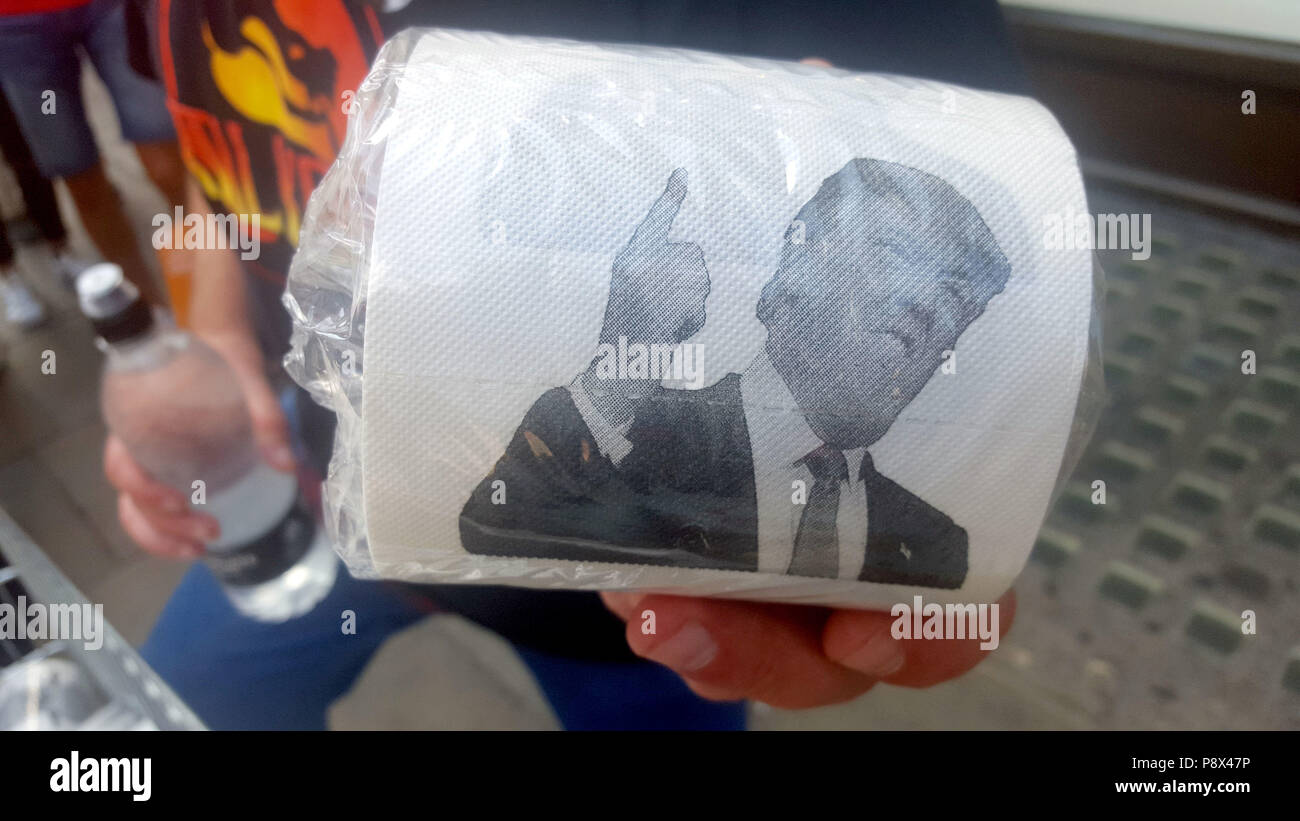 James O'Brien, Donald Trump vend du papier toilette, dans le cadre des manifestations contre la visite du président américain Donald Trump au Royaume-Uni. Banque D'Images