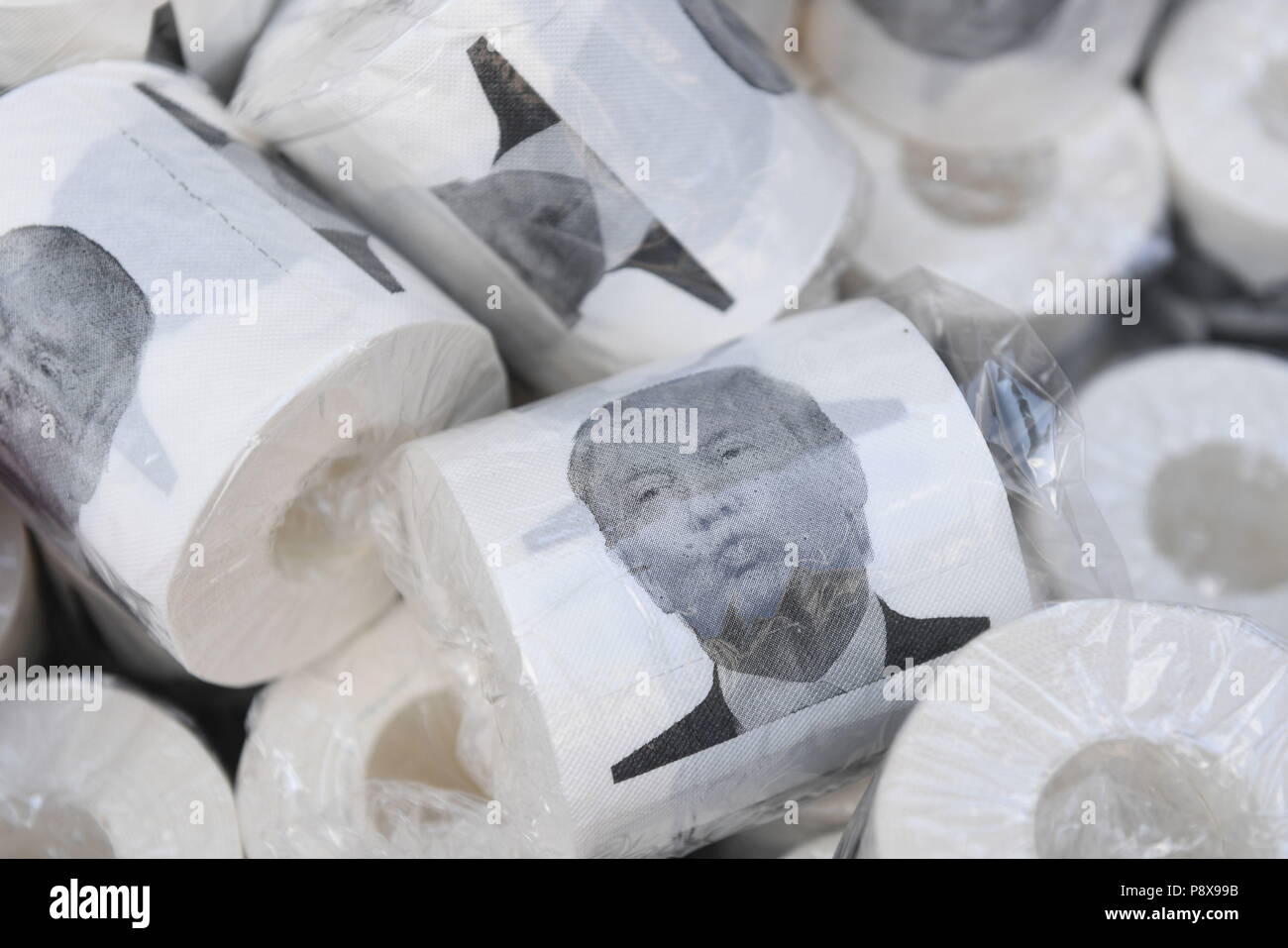 Rouleaux de papier toilette Donald Trump en vente lors d'un 'Stop' Trump mars à Londres, dans le cadre des manifestations contre la visite du président américain Donald Trump au Royaume-Uni. Banque D'Images