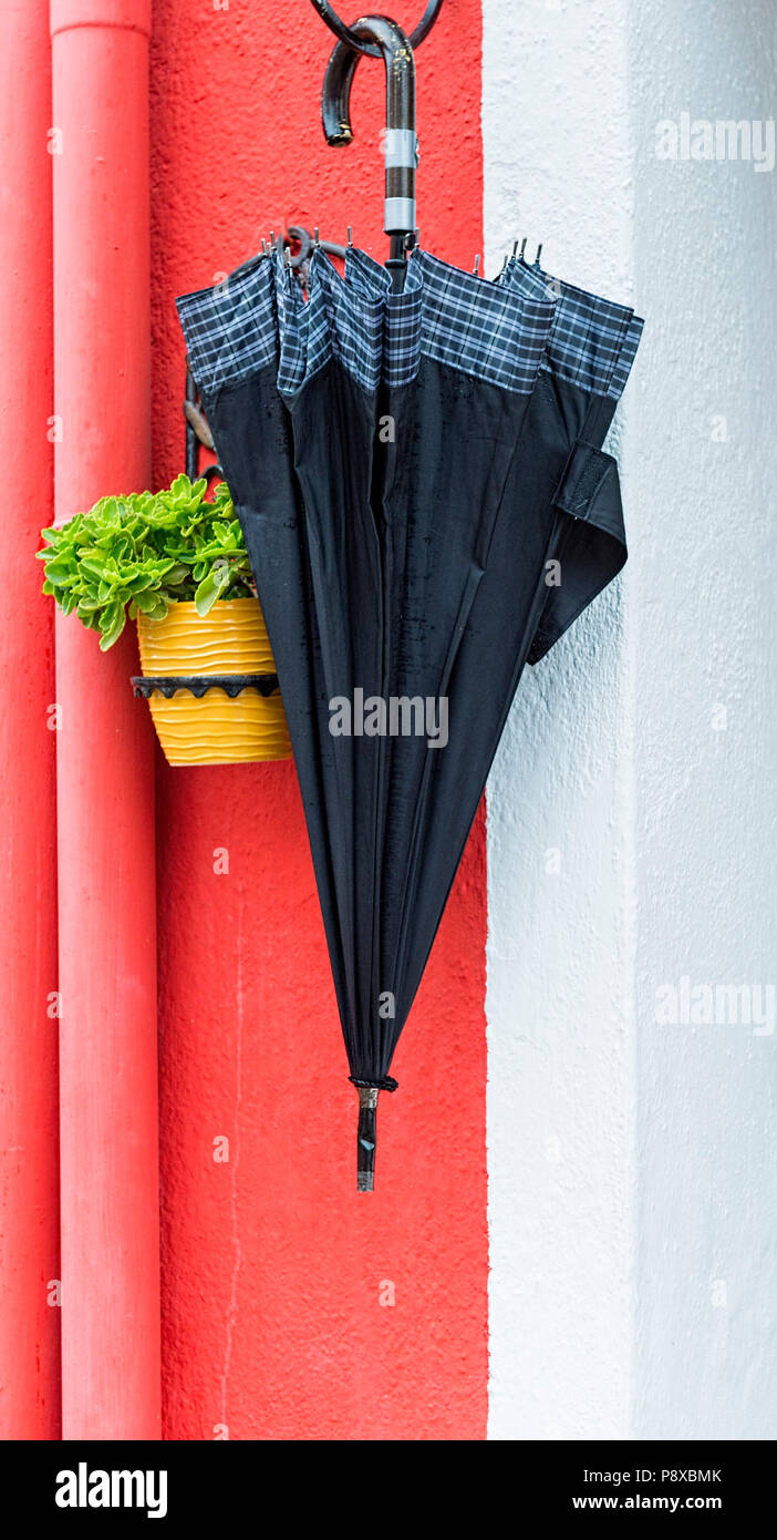 Parasols rouge et noir Burano Italie Banque D'Images