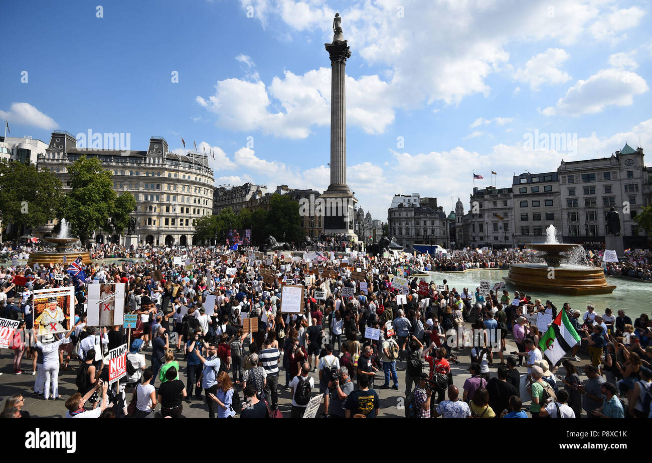 Les manifestants se rassemblent à Trafalgar Square, Londres, lors d'un 'Stop' Trump mars dans le cadre des manifestations contre la visite du président américain Donald Trump au Royaume-Uni. Banque D'Images