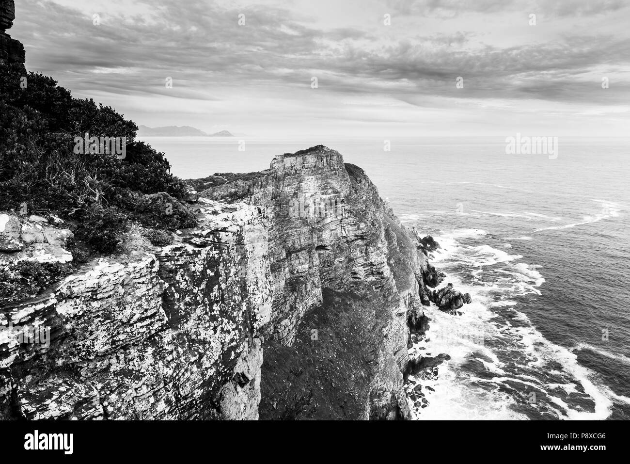 Rocky de l'Afrique du Sud le long du littoral de l'océan Cap de Bonne Espérance, en Afrique du Sud, en noir et blanc Banque D'Images