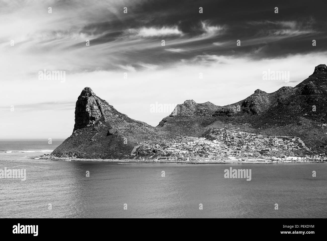Le paysage pittoresque de Hout Bay, près du Cap, en Afrique du Sud en noir et blanc Banque D'Images