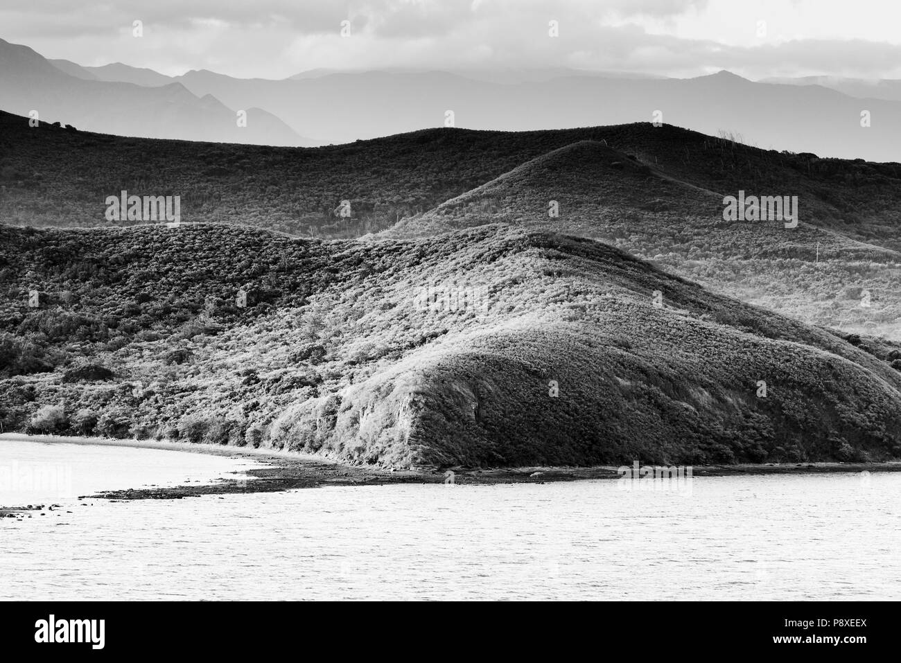 Paysage au coucher du soleil sur les collines autour de Nouméa (Nouvelle-Calédonie) en noir et blanc Banque D'Images