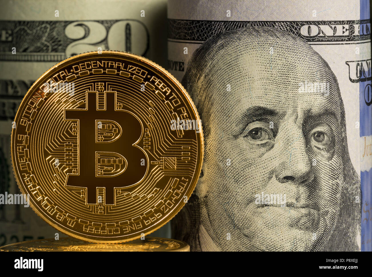 Coin Bitcoin en face de rouleaux de monnaie nous banque Banque D'Images