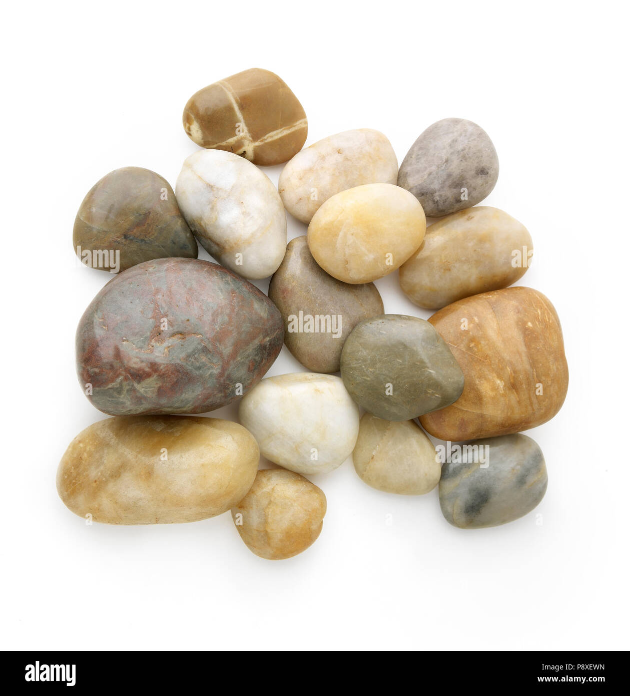 Différents types de pierres de rivière contre fond blanc avec une ombre douce. Banque D'Images