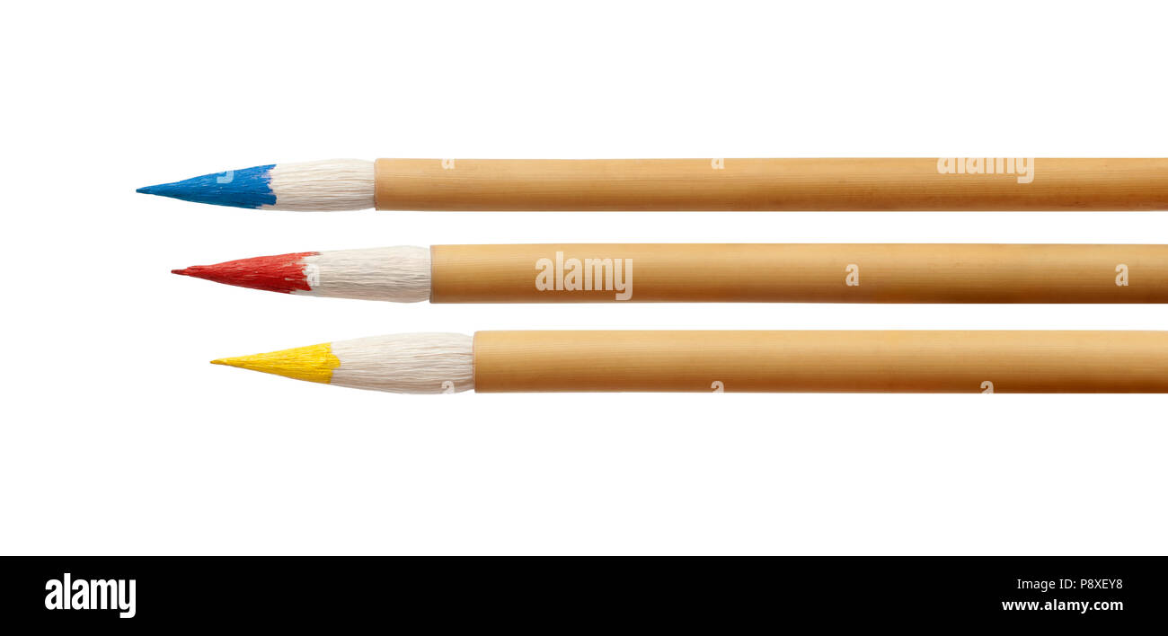 Trois pinceaux colorés contre fond blanc. Le bleu, rouge et jaune. Position horizontale. Banque D'Images