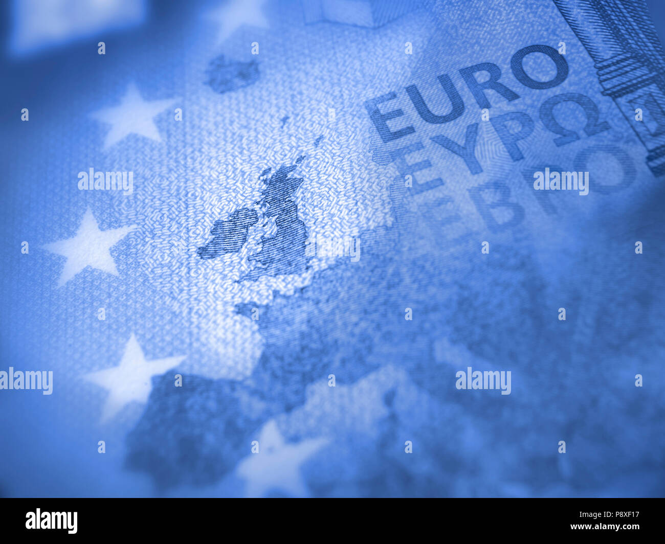 L'accent sur les billet d'euro. Détail de l'Europe plan avec l'accent sur la Grande Bretagne. Le ton des couleurs bleu. Banque D'Images