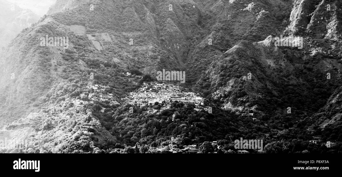 Coucher de soleil sur Santa Cruz La Laguna, sur le lac Atitlan, Guatemala, Amérique centrale en noir et blanc Banque D'Images