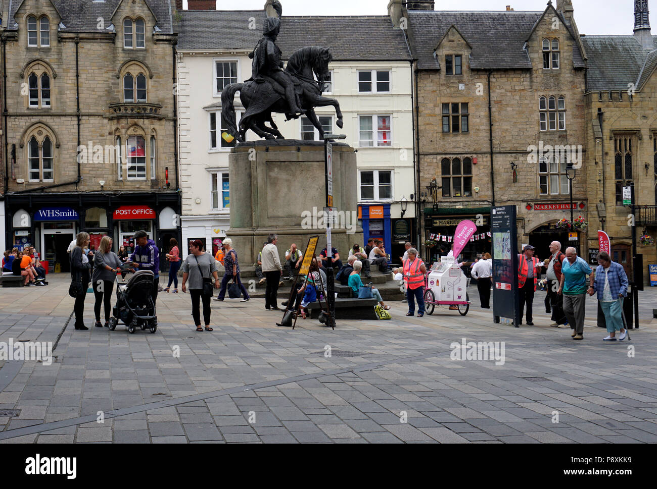 La ville de Durham Angleterre Market Place en été plein de touristes près de la statue du Marquis de Londonderry Banque D'Images