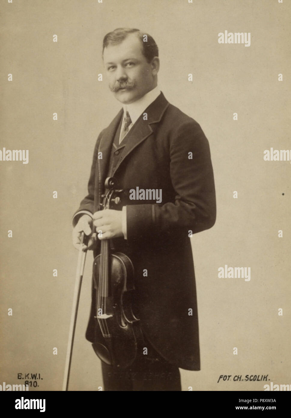 290 Franz Lehár (1870-1948) mit Geige 2 © Charles Scolik (1854-1928) Postkartenverlag Brüder Kohn Wien Nr 810 Banque D'Images