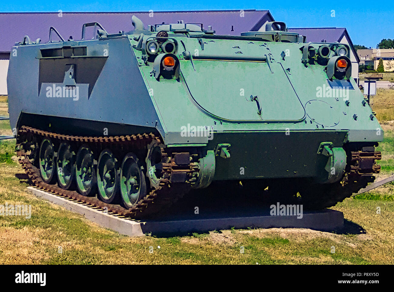 Une photo d'un transporteur militaire blindé vert Banque D'Images