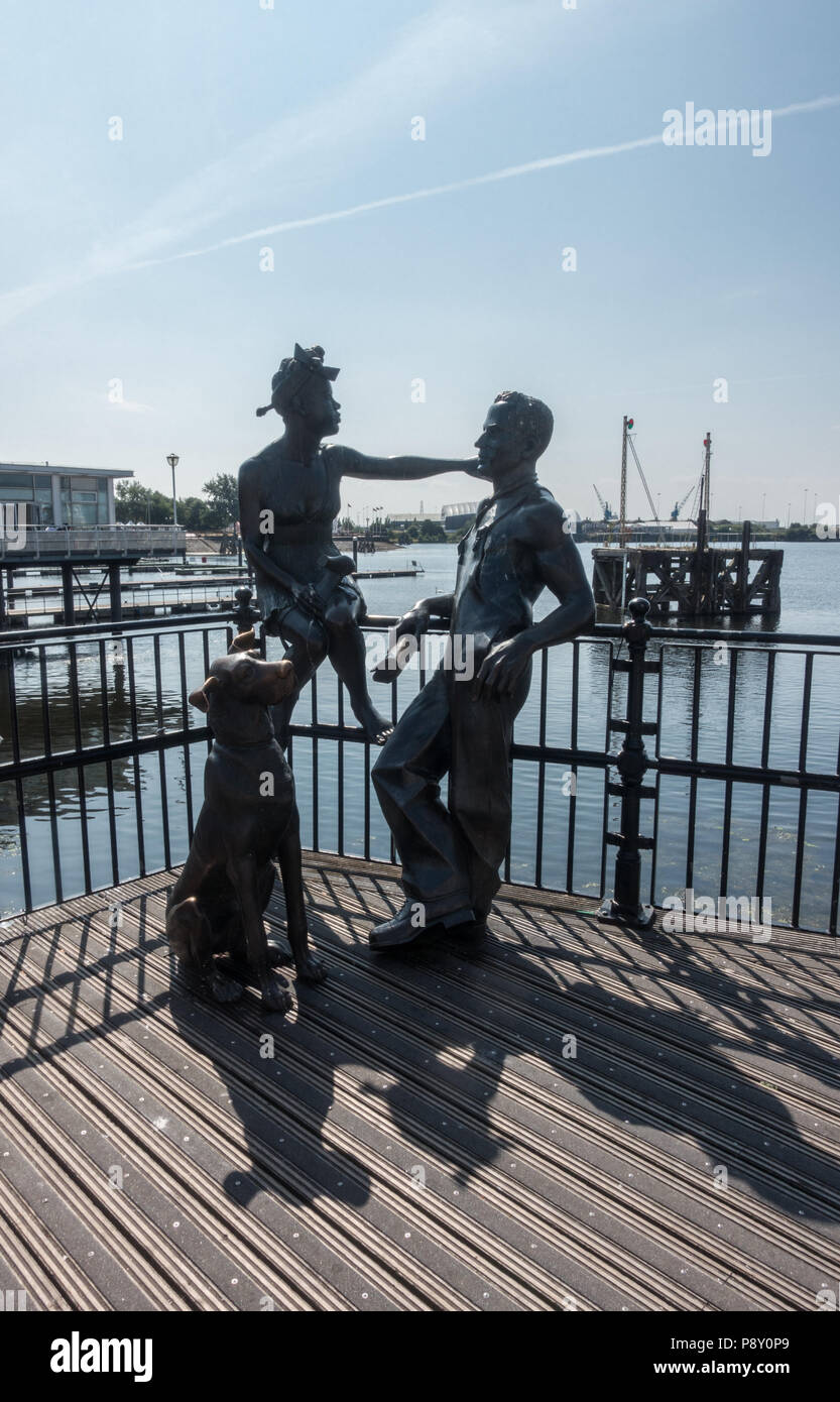 Le soleil brillant sur une chaude journée d'été au Mermaid Quay à Cardiff, Pays de Galles, Royaume-Uni Banque D'Images