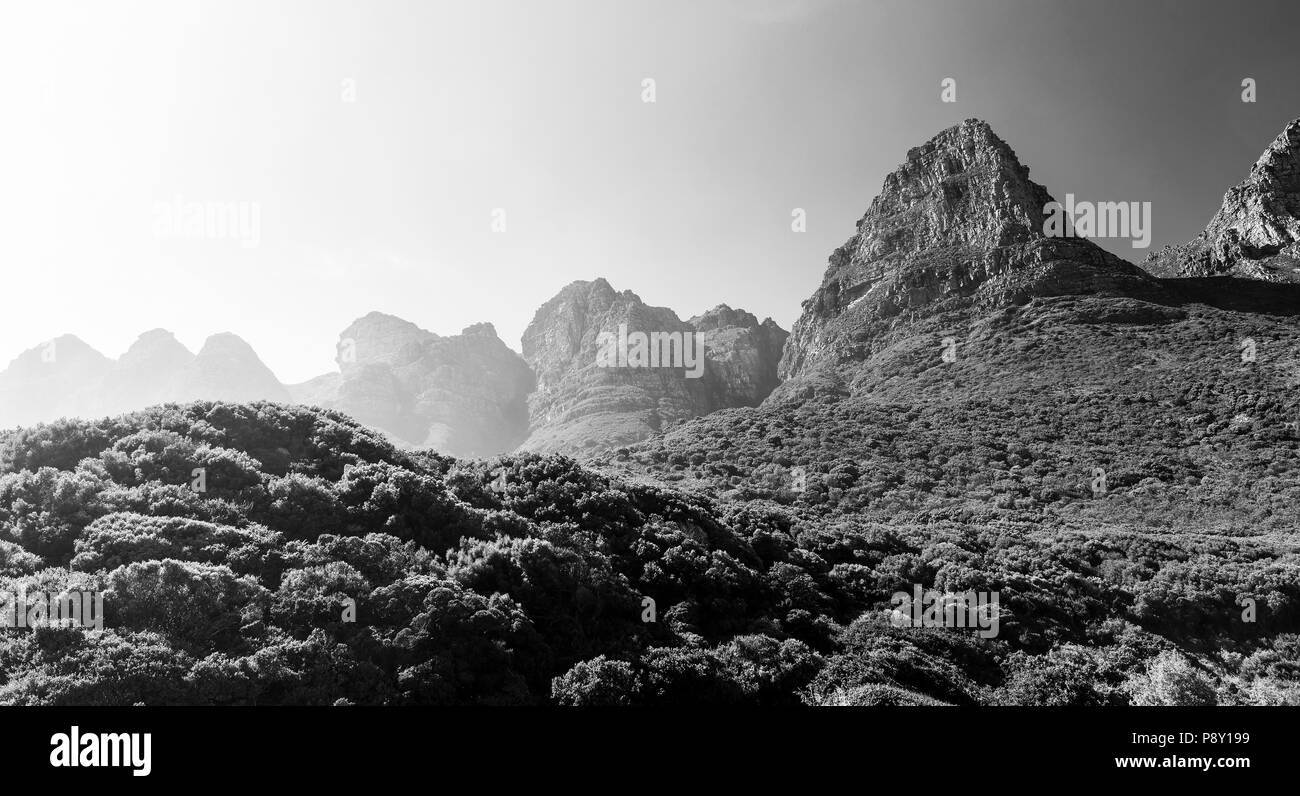 Montagnes du Parc National de Table Mountain à Cape Town, Afrique du Sud en noir et blanc Banque D'Images