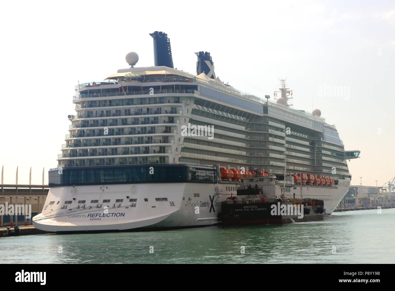 La réflexion de célébrité de croisière amarré au port de Barcelone Octobre 2017 Banque D'Images