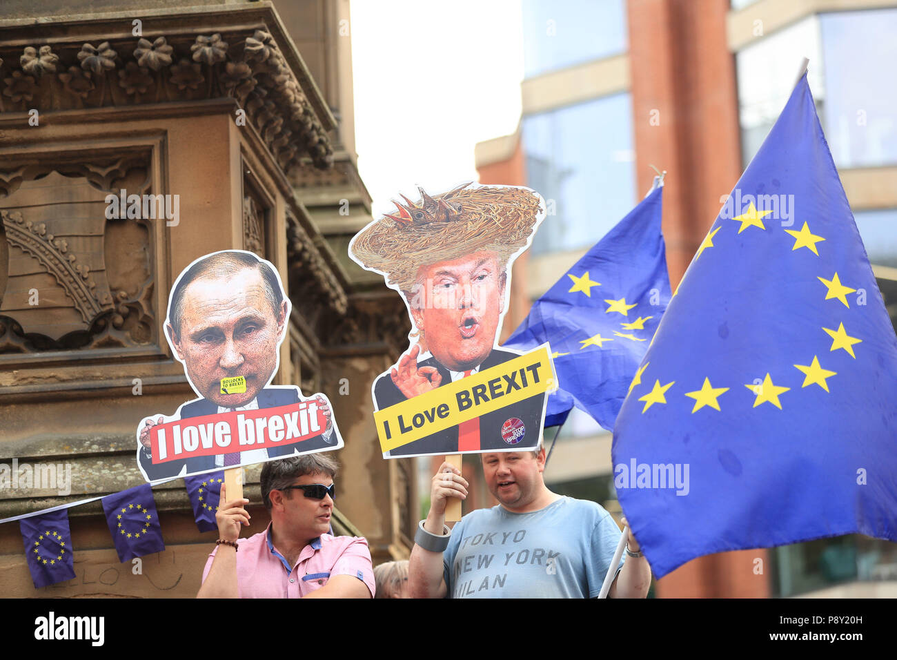 Légende MODIFIANT RETRANSMISSION RETRAIT PRO BREXIT manifestants référence se rassembler dans Albert Square à Manchester, dans le cadre des manifestations contre la visite du président américain Donald Trump au Royaume-Uni. Banque D'Images